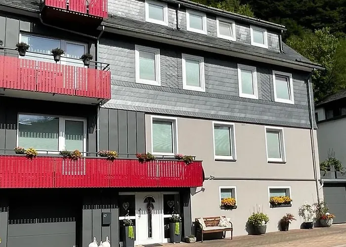 Upland-flair Waldpfad Mit Einzigartigem Berggarten Im Zentrum!