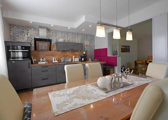 Upland-flair Waldpfad Mit Einzigartigem Berggarten Im Zentrum!